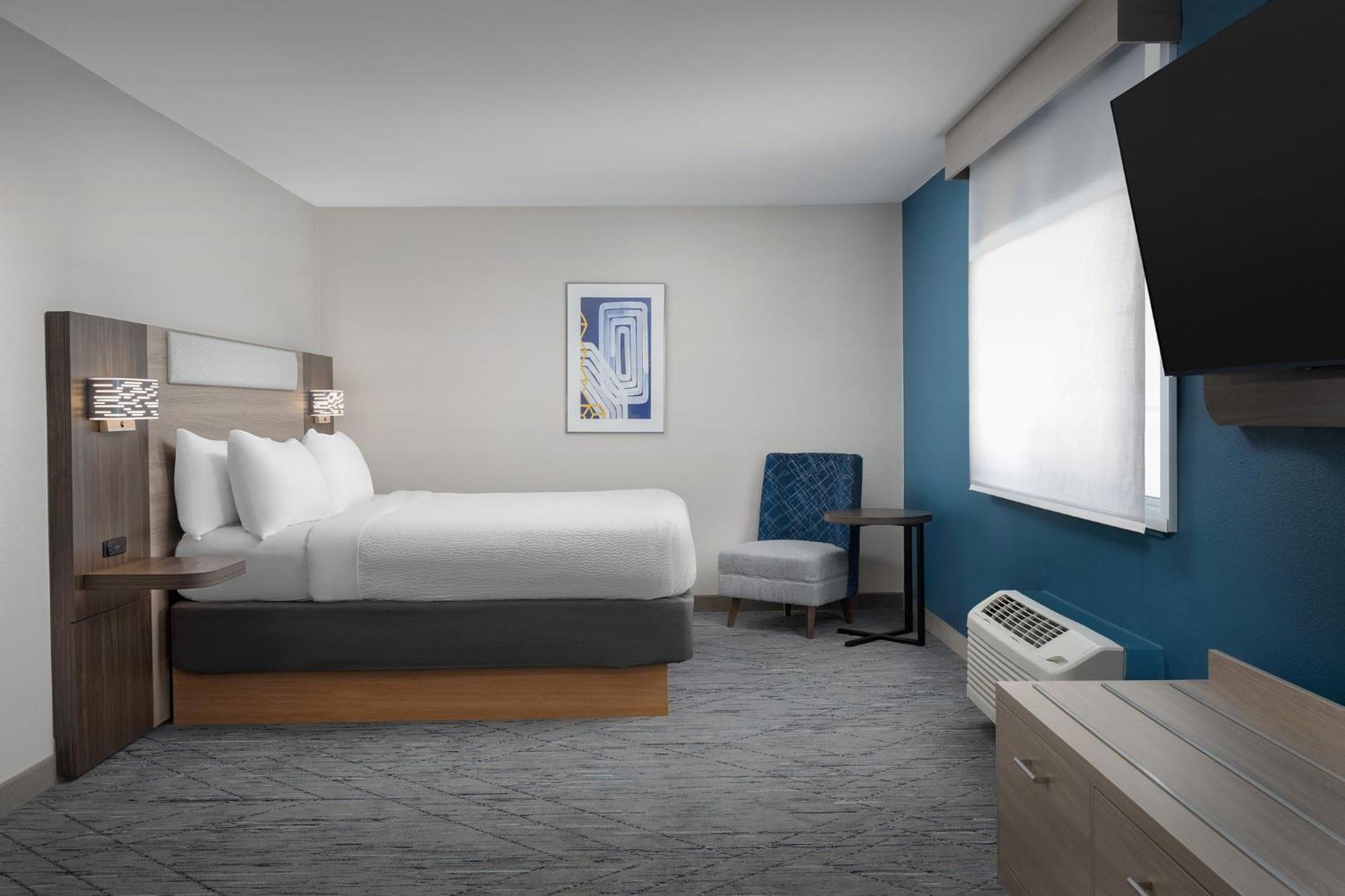 Hotel Holiday Express Airport By Ihg 3*